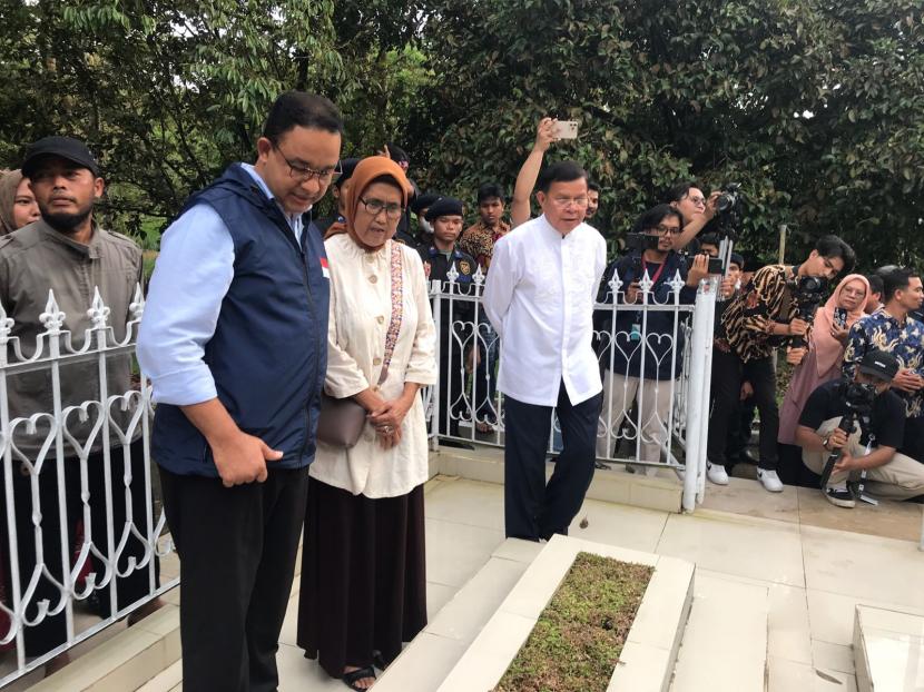 Anies Baswedan berziarah ke makam pahlawan, Mhd Sjafei di kompleks INS Kayu Tanam, Kabupaten Padang Pariaman, Sabtu (3/12/2022)