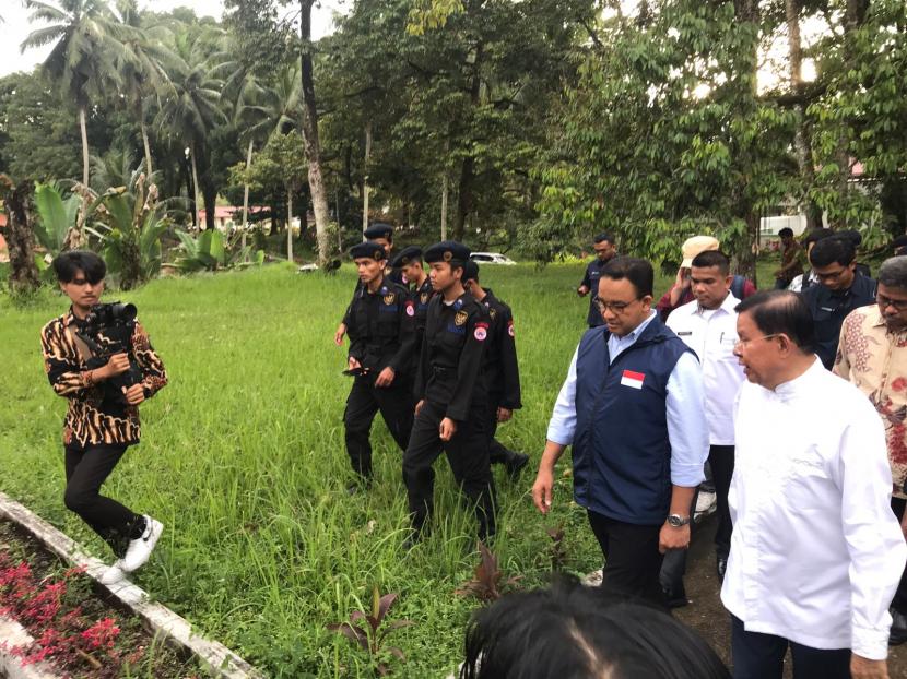 Anies Baswedan berziarah ke makam pahlawan, Mhd Sjafei di kompleks INS Kayu Tanam, Kabupaten Padang Pariaman, Sabtu (3/12/2022)