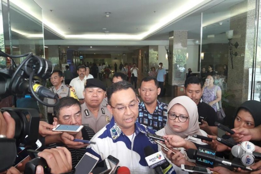 Anies Baswedan dan istrinya menjenguk Novel Baswedan yang sedang dirawat di Rumah Sakit Mitra Keluarga di Kelapa Gading, Jakarta Utara, Selasa (11/4).