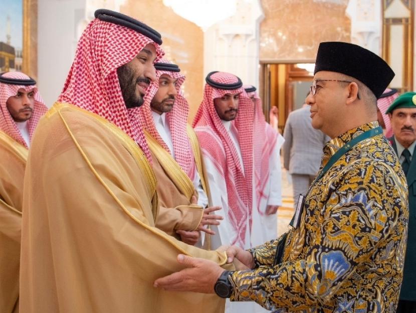 Anies Baswedan dan Putra Mahkota Mohammed bin Salman. Ulama se-Jawa Tengah mendoakan Anies Baswedan dipimpin Gus Wafi dari Mekah.