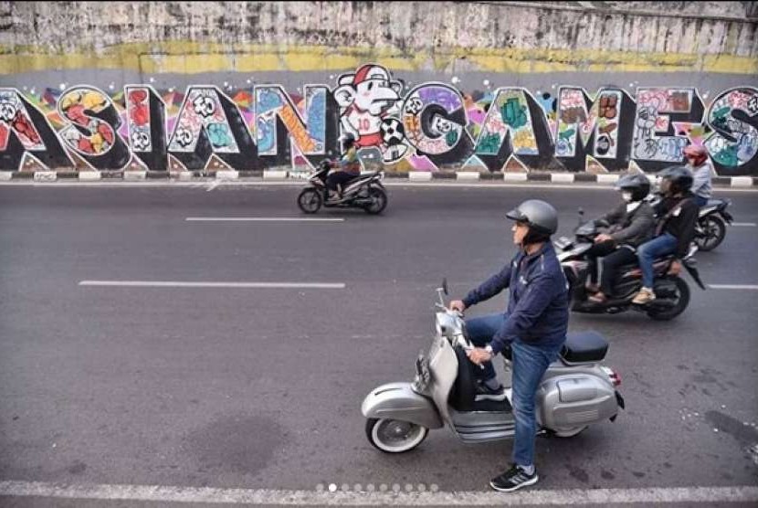 Anies Baswedan dengan Vespa-nya.