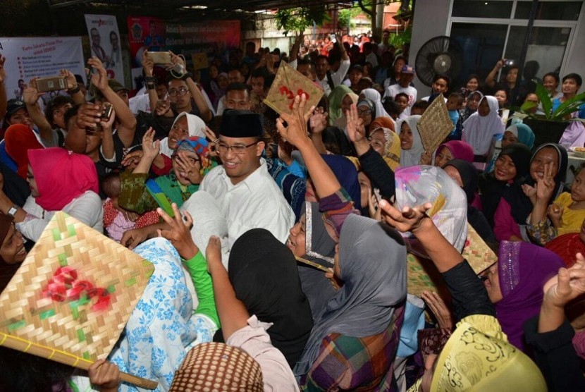 Anies Baswedan disambut 300 kipas anyaman bambu dari warga di wilayah Warung Pojok, Kelurahan Semanan, Kalideres, Jakarta Barat