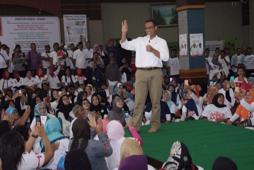 Calon gubernur DKI Jakarta nomor urut 3, Anies Baswedan, bertemu belasan simpul relawan dalam kampanye terbatas di GOR Rawamangun, Jakarta Timur, Kamis (19/1).