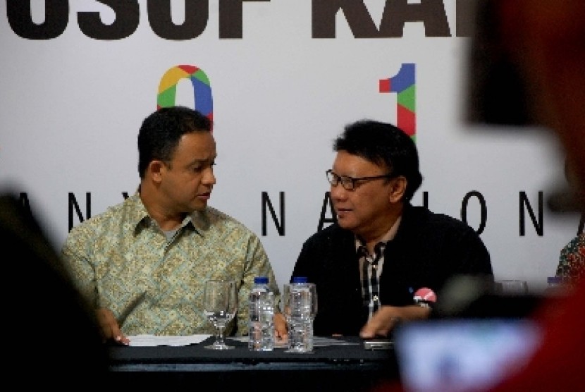 Anies Baswedan (kiri) dan Tjahjo Kumolo (kanan) 