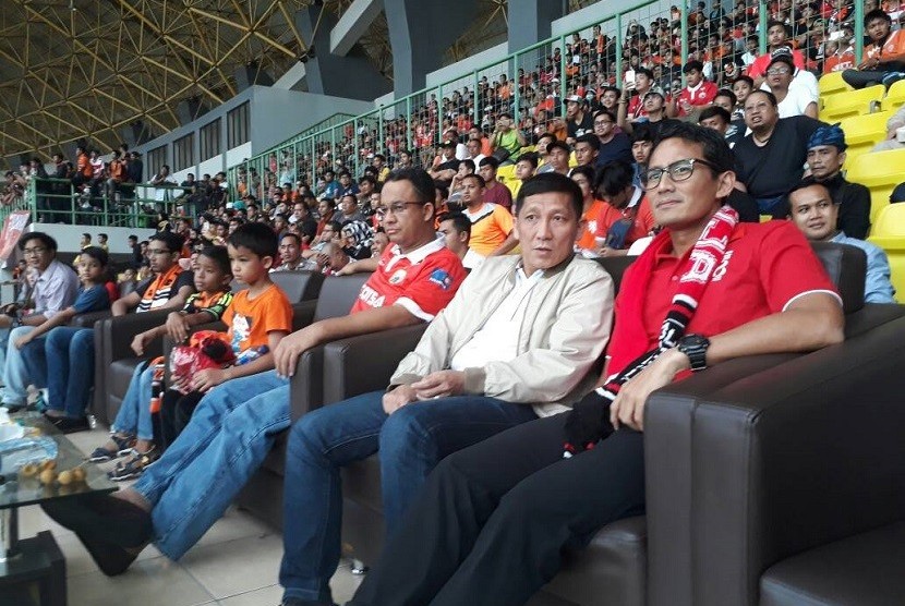 Anies Baswedan (kiri), Presiden Persija Ferry Paulus (tengah) dan Sandiaga Uno menyaksikan pertandingan Persija vs Barito Putra di Stadion Patriot, Bekasi, Sabtu (22/4).