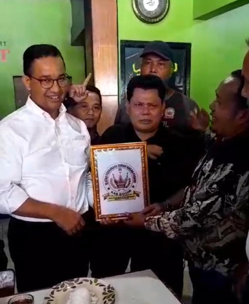 Anies Baswedan menyambangi Ikatan Pengusaha Rumah Makan Padang (IPRMP) di Rumah Makan Padang Lager Jaya, Parung, Bogor, Jawa Barat, Senin (22/1/2023).