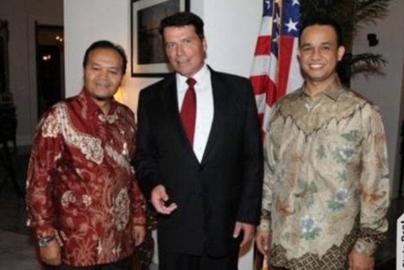 Anies Baswedan (right) with U.S. Ambassador Cameron R. Hume (center) source: usembassy.gov