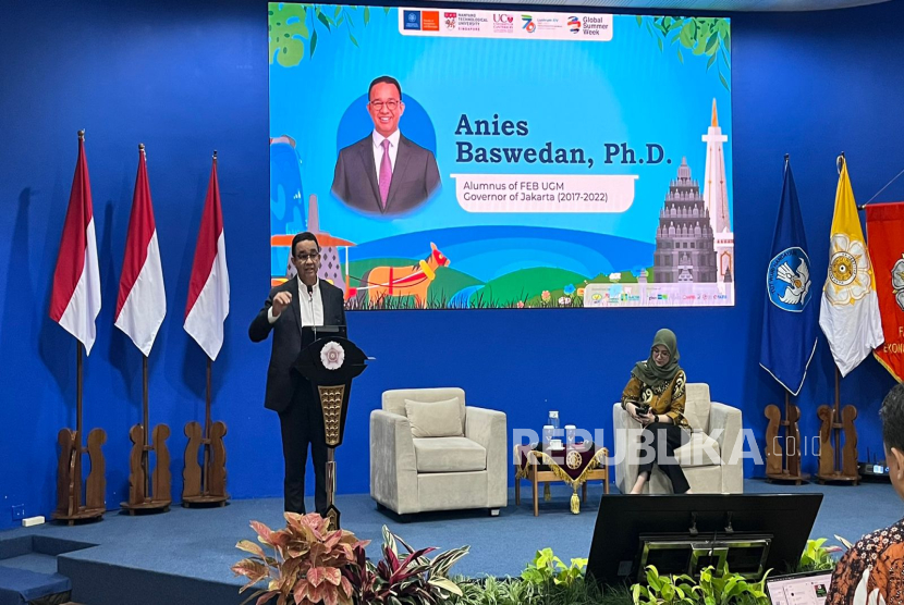 Anies Baswedan saat berbicara di forum Global Summer Week (GSW) 2025 yang diselenggarakan oleh Fakultas Ekonomika dan Bisnis Universitas Gadjah Mada (FEB UGM), Senin (14/7/2025). 