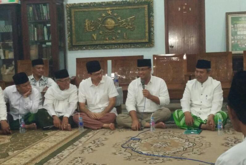 Anies Baswedan saat doa bersama di kediaman pengasuh pondok pesantren Al-Itqon, KH Mahfudz Asirun, Cengkareng, Jakarta Barat, Kamis (13/4) malam.