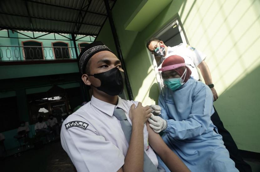 Anies melihat proses vaksinasi terhadap siswa di MAN 7 Jagakarsa, Jakarta Selatan, Jumat (2/7). Anies memperkirakan kasus aktif Jakarta akan mencapai 100 orang dalam beberapa hari ke depan.