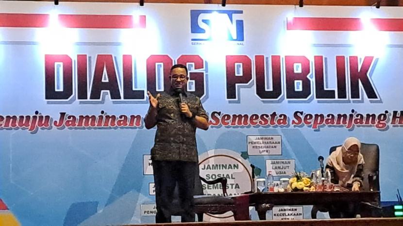Anies Naswedan berpidato saat menghadiri Dialog Publik yang diselenggarakan oleh Serikat Pekerja Nasional (SPN) di Hotel Bidakara, Jakarta, Ahad (18/6).