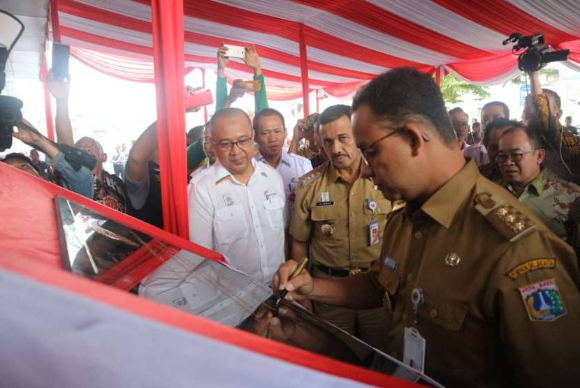 Gubernur DKI Jakarta Anies Rasyid Baswedan meresmikan dan meninjau revitalisasi Pasar Kramat Jati di Jakarta Timur, Selasa (14/8). 