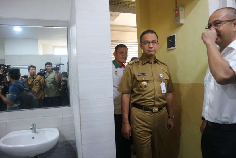 Gubernur DKI Jakarta Anies Rasyid Baswedan meresmikan dan meninjau revitalisasi Pasar Kramat Jati di Jakarta Timur, Selasa (14/8). 