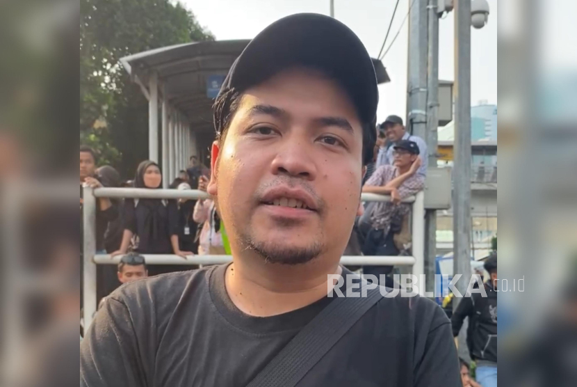 Animator Si Juki, Faza Meonk, turut serta berunjuk rasa bersama mahasiswa di Mapolda Metro Jaya, Jumat (29/8/2025). 