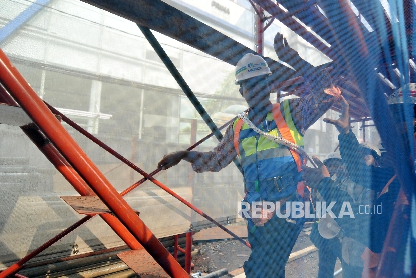 Anis-Sandi Tinjau MRT. Gubernur DKI Jakarta Anies Baswedan saat meninjau proyek Mass Rapid Transit (MRT) di Stasiun MRT Fatmawati, Jakarta Selatan, Jumat (20/10).