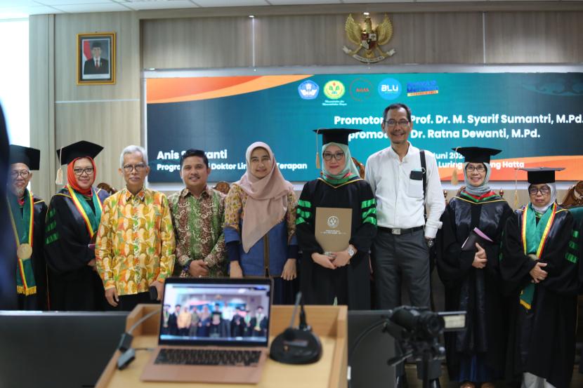 Anis Setiyanti, Dosen Fakultas Agama Islam Universitas Muhammadiyah Jakarta (FAI UMJ), meraih gelar Doktor Linguistik Terapan di Pascasarjana Universitas Negeri Jakarta (UNJ), Kamis (13/6/2024).