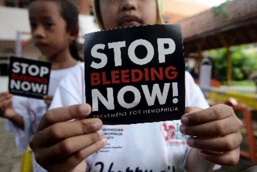 Anisa (kiri), dan Hasbi (kanan), anak pengidap Hemophilia menunjukkan stiker perawatan hemophilia saat aksi simpatik yang digelar Himpunan Masyarakat Hemophilia Indonesia (HMMI) Jatim di RSU Dr Soetomo, Surabaya, Jatim.