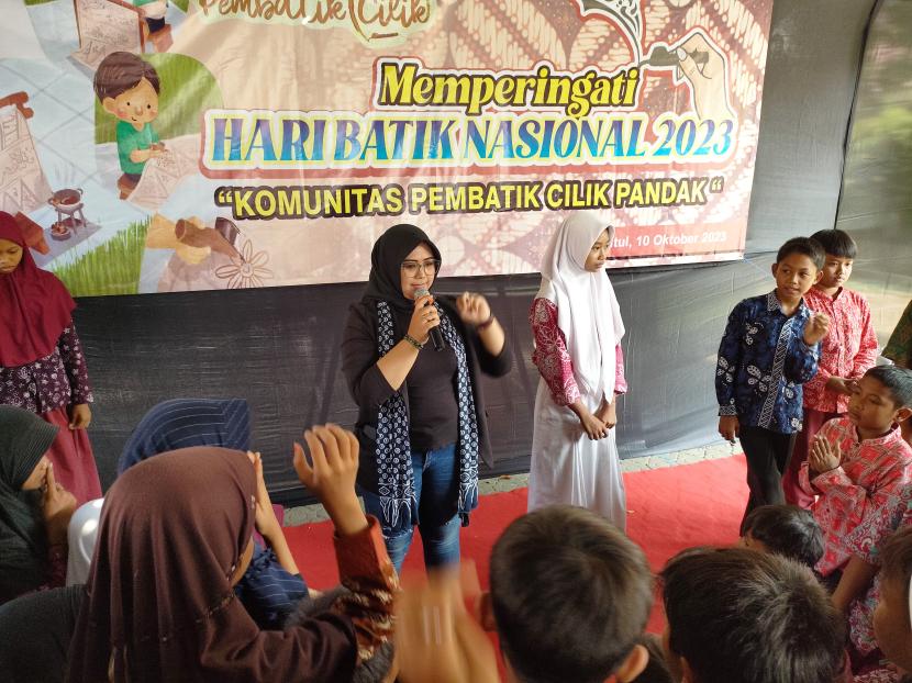 Anjani Sekar Arum saat merayakan Hari Batik Nasional 2023 di SDn Jigudan, Pandak, Kabupaten Bantul.