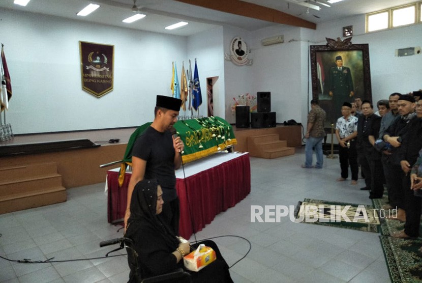 Anjasmara dan Rachmawati Soekarno Putri usai melakukan salat jenazah Almarhum Benny Soemarno, di Aula Ir Soekarno Universitas Bung Karno, Senin (2/4).