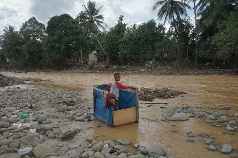 anjir Bandang yang menerjang pemukiman warga Desa Alat, Hantakan, Hulu Sungai Tengah (HST), pada Rabu (13/1), melumpuhkan segala aktifitas warga di sana. 