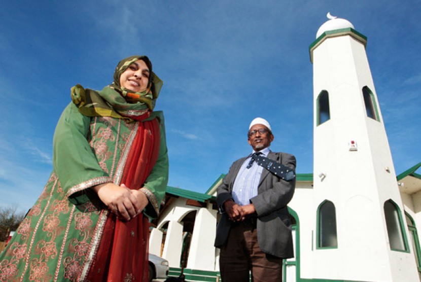 Anjun Rahman dan Ismail Gamadid mencanangkan keterbukaan di Masjid Hamilton untuk mengedukasi publik mengenai Islam dan perannya di komunitas Waikato. 