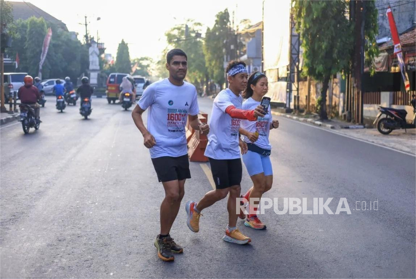 Ankit Kumar, Hendra Siswanto, dan Patricia Lisia berlari dari Jakarta ke Denpasar, Bali demi menggalang donasi untuk warga Gaza, Palestina.