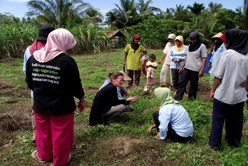 Anna bersama petani perempuan di Aceh, saat mengikuti program AYAD di tahun 2010. 