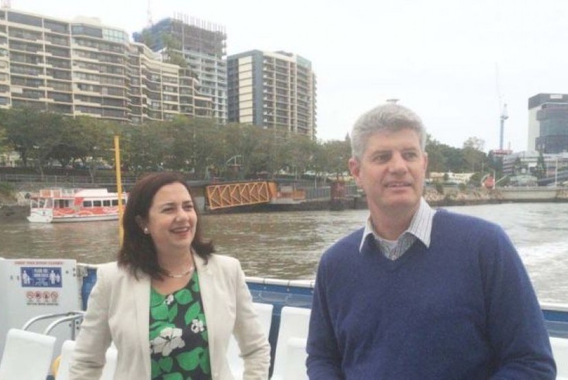 Annastacia Palaszczuk dan Stirling Hinchliffe mengumumkan penurunan tarif bus umum di Brisbane.