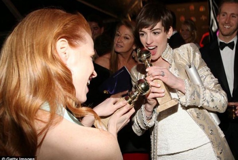 Anne Hathaway dan Jessica Lawrence yang berpesta