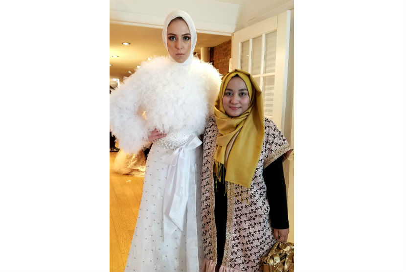 Anniesa Hasibuan bersama busana pengantin Muslim rancangannya yang dipamerkan di Indonesia Fashion Gallery, New York.