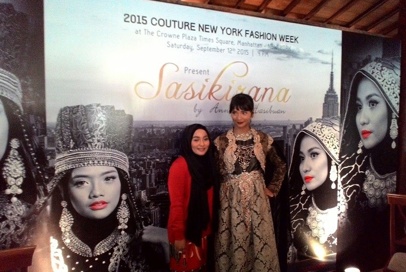 Anniesa Hasibuan (kiri) akan menampilkan karyanya di ajang '2015 Couture New York Fashion Week'