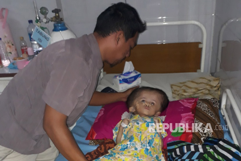 Annisa Febri Nurjanah, bocah berusia 5 tahun warga Kampung Bojongnangka, Desa Kopo, Kecamatan Kutawaringin, Kabupaten Bandung hari demi hari harus berjuang melawan penyakit Hydrosepalus yang dideritanya sejak lahir. 