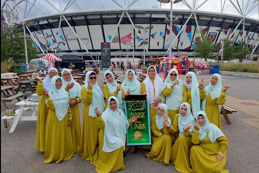 Annisaa Rebana London, grup qasidah ibu-ibu Indonesia di Inggris, tampil pada  London Halal Food Festival (LHFF)