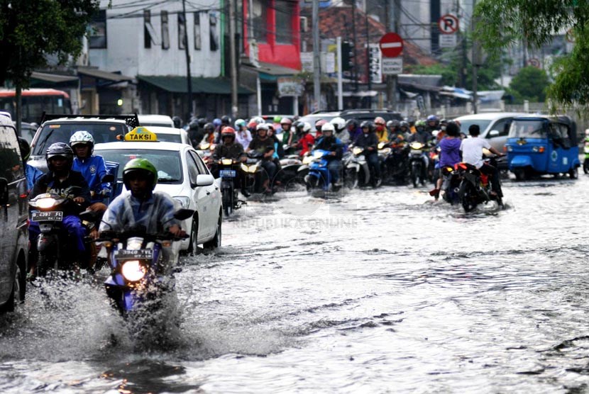 Anomali Cuaca Jakarta. Pengendara menerobos genangan air di kawasan Manggarai. Jakarta, Jumat (11/4). 