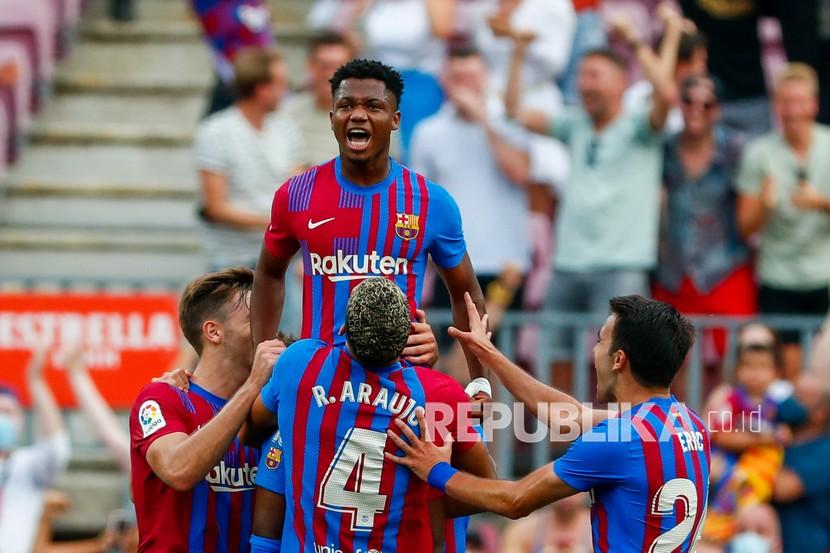  Ansu Fati dari Barcelona merayakan setelah mencetak gol ketiga timnya pada pertandingan sepak bola La Liga Spanyol antara FC Barcelona dan Levante di stadion Camp Nou di Barcelona, ??Spanyol, Ahad (26/9) malam.