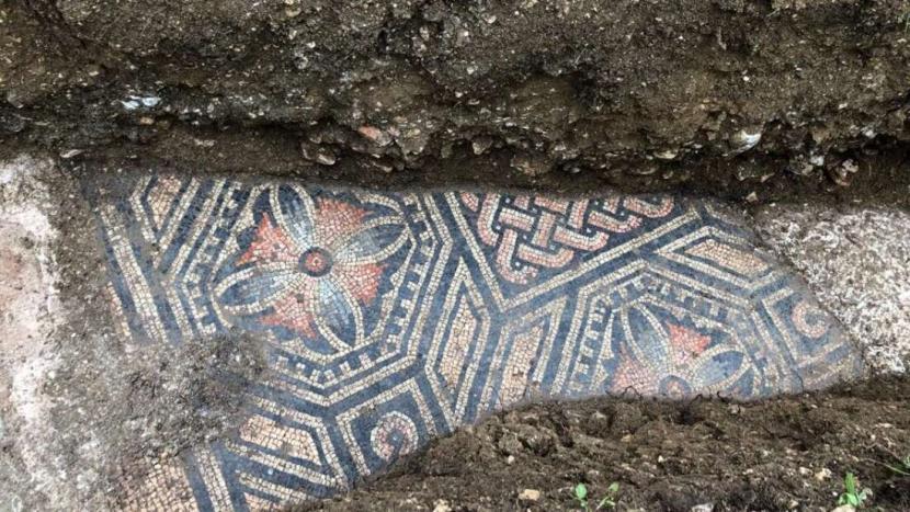 antai mosaik berornamen dari sebuah vila di zaman Romawi kuno ditemukan di bawah kebun anggur di wilayah utara Italia