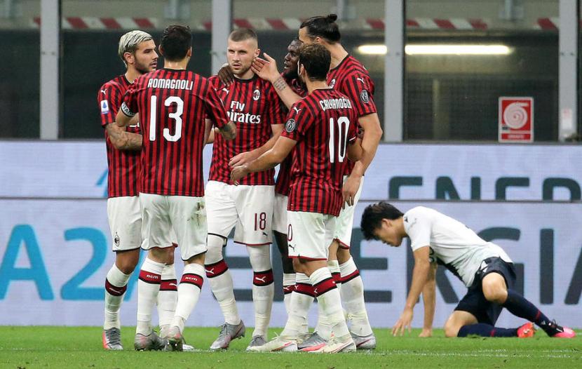 Ante Rebic bersama pemain Milan lainnya merayakan gol. Milan bungkan Bologna 5-1 pada laga Ahad dini hari WIB.