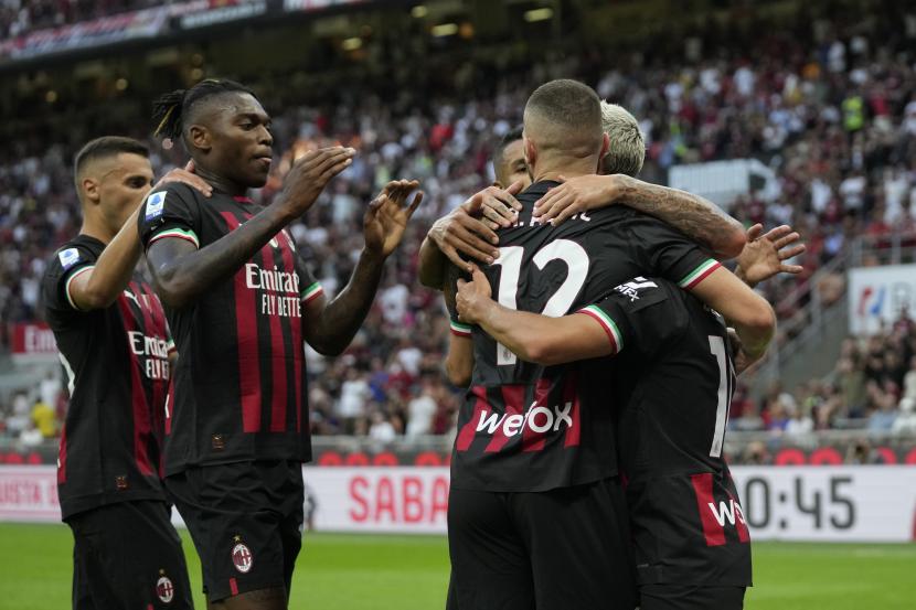  Ante Rebic (kanan) dari AC Milan merayakan dengan rekan satu timnya setelah mencetak gol keempat timnya selama pertandingan sepak bola Serie A antara AC Milan dan Udinese di stadion San Siro, di Milan, Italia,   Ahad (14/8/2022) dini hari WIB.