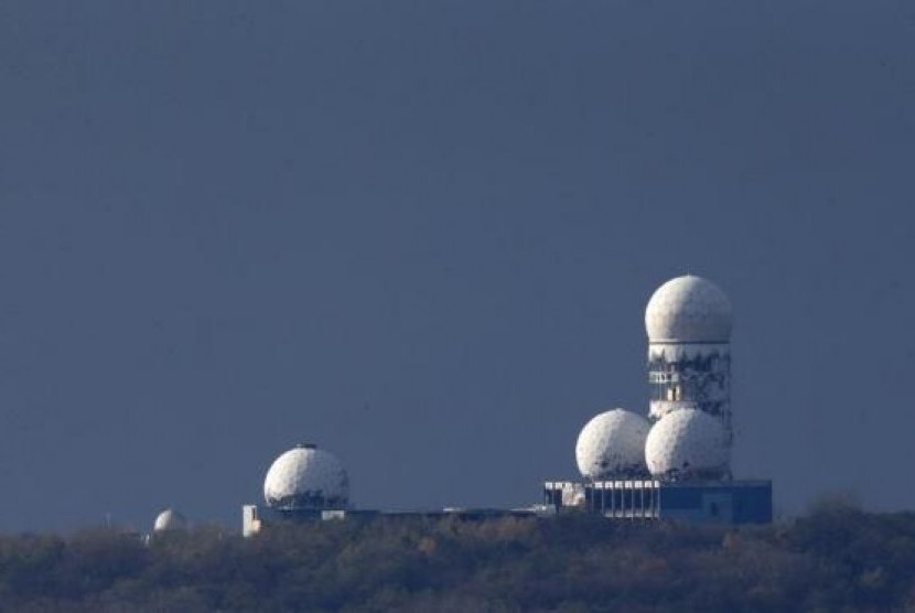 Antennas of the former National Security Agency (NSA) listening station are seen at the Teufelsberg hill, or Devil's Mountain in Berlin, November 5, 2013.