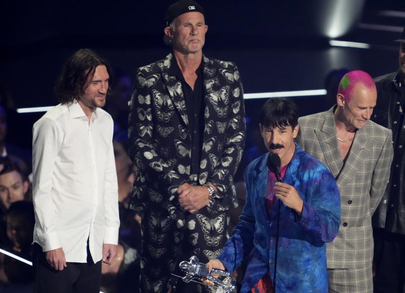 Anthony Kiedis, personel Red Hot Chili Peppers, menerima penghargaan MTV Video Music Awards kategori Best Rock untuk Black Summer, Senin, 29 Agustus 2022. Personel lainnya tampak di belakang Kiedis, yakni John Frusciante, Chad Smith, dan Flea.