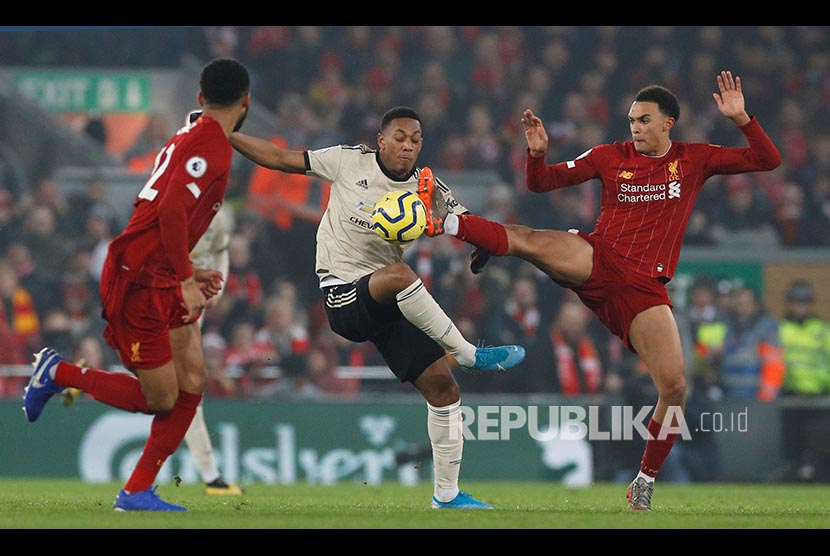 Anthony Martial diadang Trent Alexander-Arnold (kanan) pada laga Liverpool melawan Manchester United di Anfield Stadium, Liverpool, Senin (20/1) dini hari