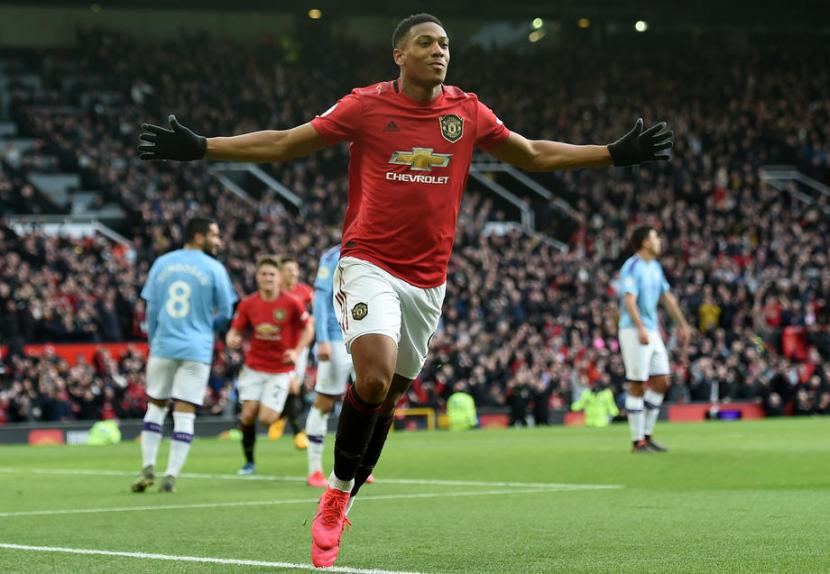 Anthony Martial mencetak satu gol saat Manchester United mengalahkan Man City 2-0. (EPA-EFE/PETER POWELL)
