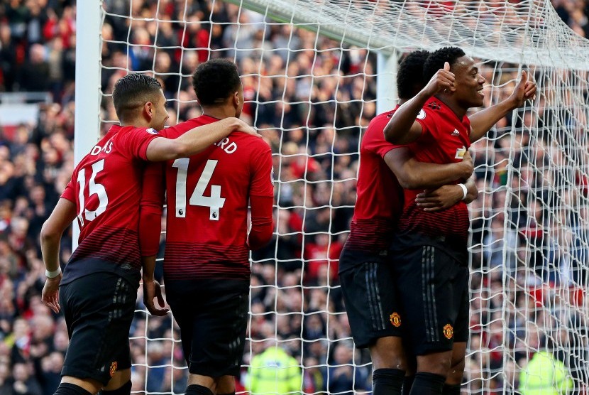 Anthony Martial (R) dari Manchester United merayakan setelah mencetak keunggulan 2-0 selama pertandingan sepak bola Liga Inggris antara Manchester United dan Watford FC di Old Trafford di Manchester, Inggris, 30 Maret 2019. 