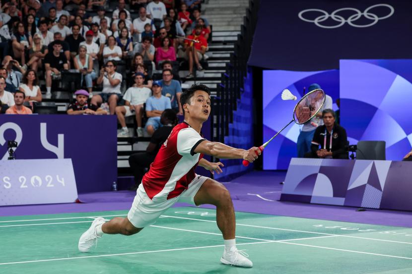 Anthony Sinisuka Ginting beraksi di Olimpiade Paris 2024.