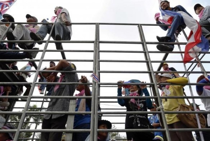 Anti-government protesters are brought by trucks to the foreign ministry compound in Bangkok February 24, 2014.