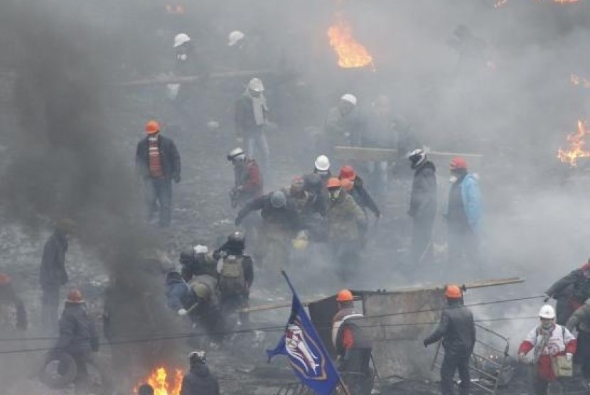 Anti-government protesters carry an injured man on a stretcher in Independence Square in Kiev.