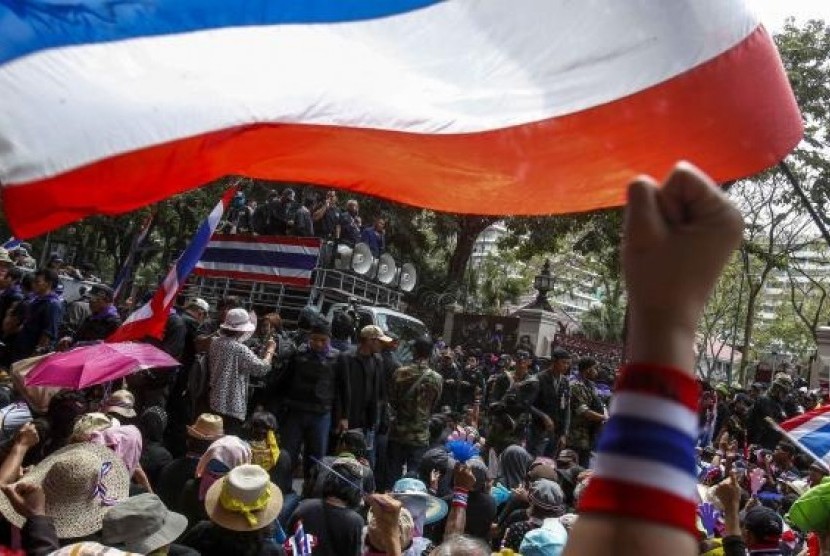 Anti-government protesters gather outside the Royal Thai Police headquarters as anti-government protest leader Suthep Thaugsuban (center, on vehicle) speaks during a rally in central Bangkok February 26, 2014.
