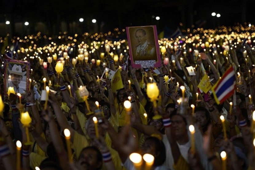 Anti-government protesters hold candles as they take part in birthday celebrations for Thailand's revered King Bhumibol Adulyadej, at the occupied government complex in Bangkok December 5, 2013. 