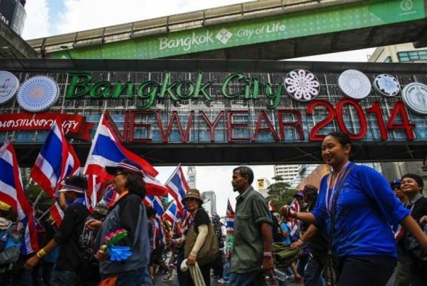 Anti-government protesters march during a rally at a major business district in Bangkok December 19, 2013.