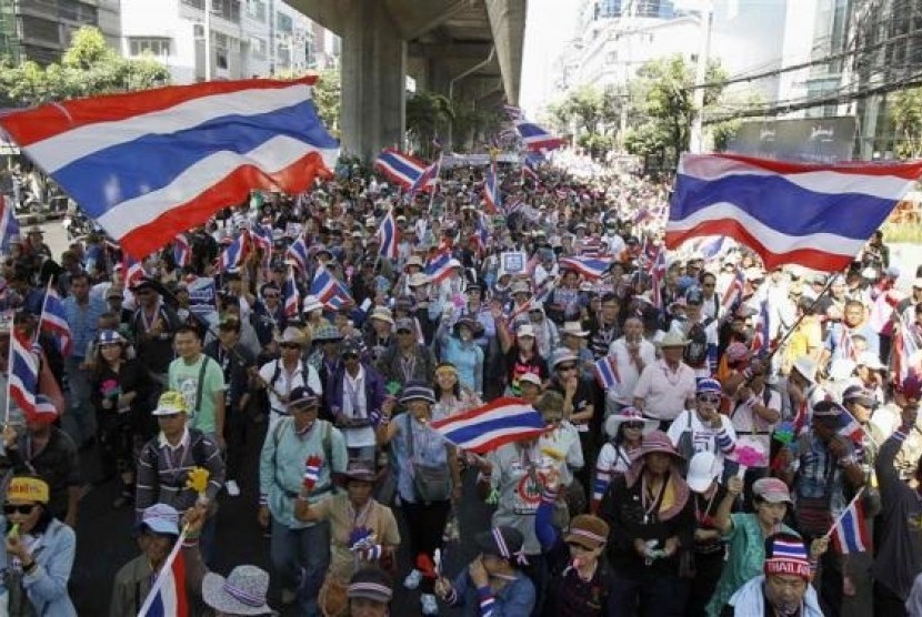 Anti-government protesters march in a rally in central Bangkok January 15, 2014.